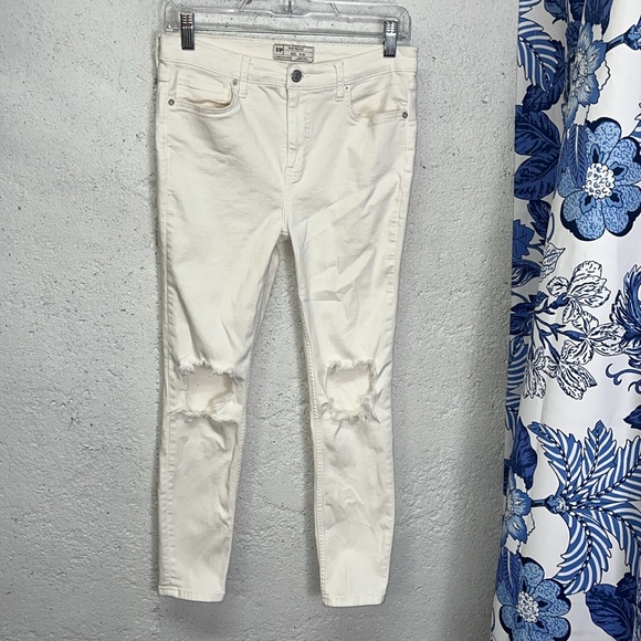 VGUC Free People High Rise Busted Knees White Distressed Skinny Jeans Size 29 - Picture 3 of 10